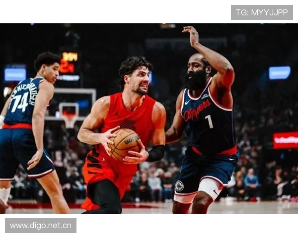 哈登突破防守上篮得手 快船16-0高潮再度击溃爵士暂停反击